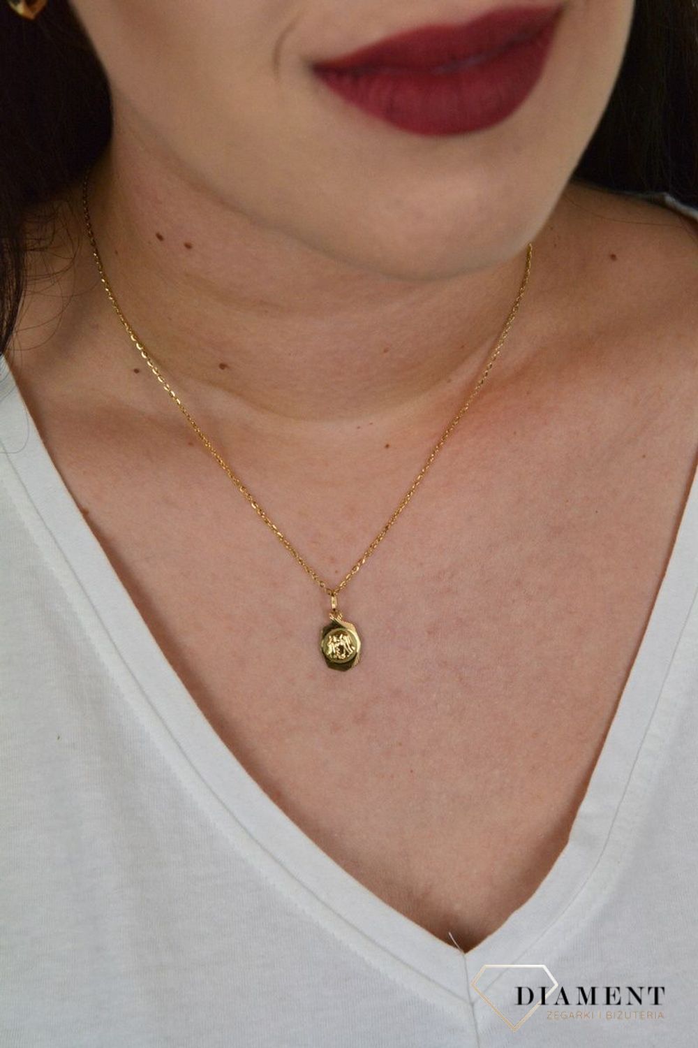 Złota zawieszka medalik na Komunię z Matka Boska ZA 2804.jpg